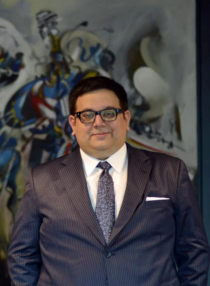 Emrah Sarıtaş takım elbiseyle portre