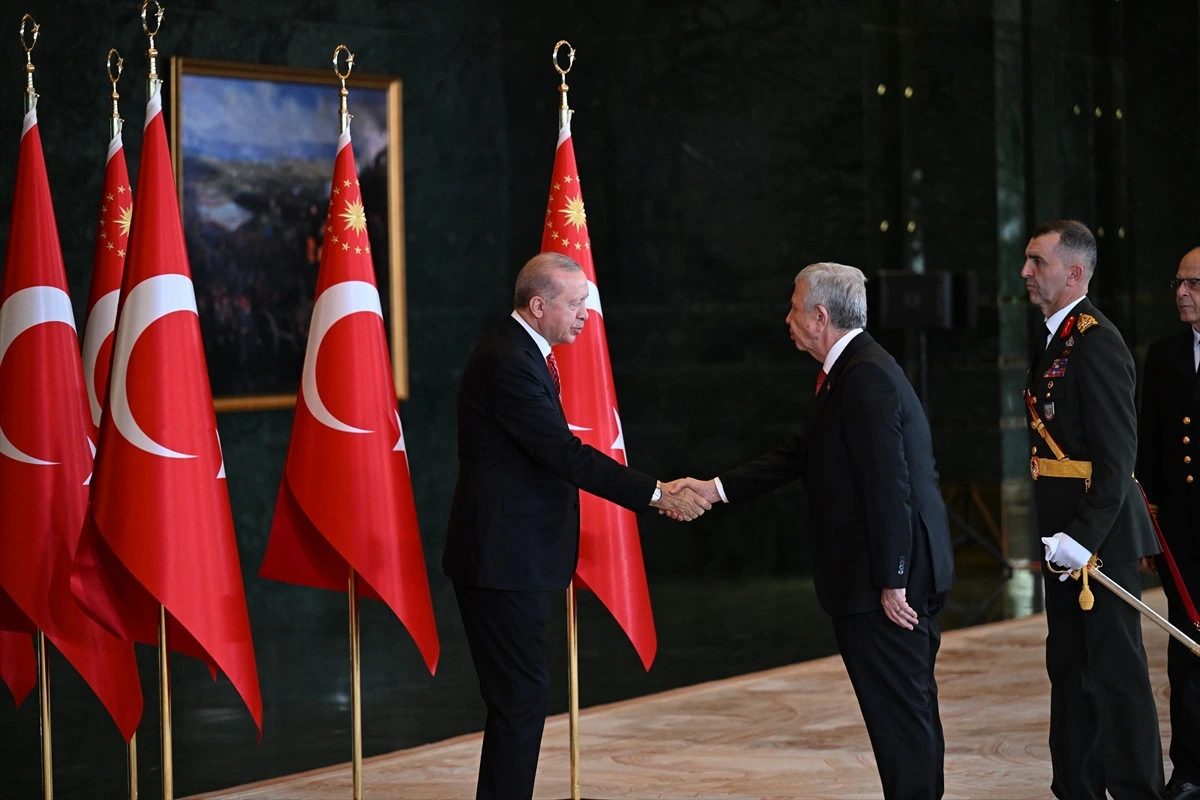 Recep Tayyip Erdoğan Cumhurbaşkanlığı’ndaki törende bir katılımcıyla tokalaşırken