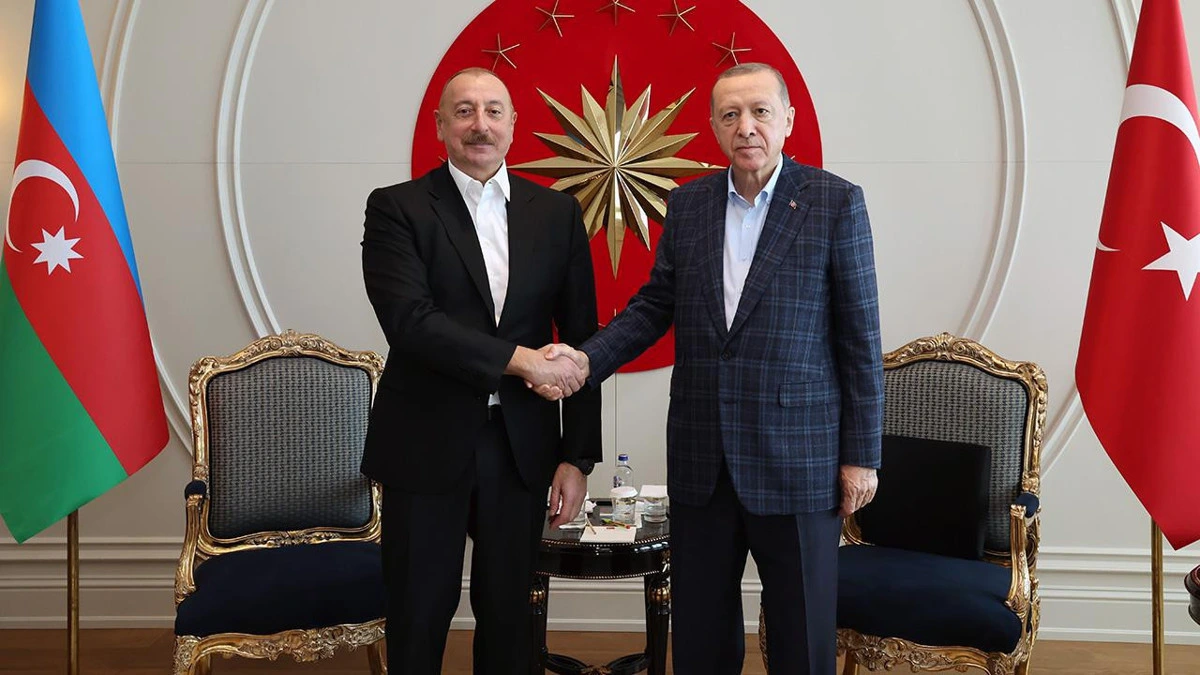 Recep Tayyip Erdoğan ile İlham Aliyev tokalaşırken