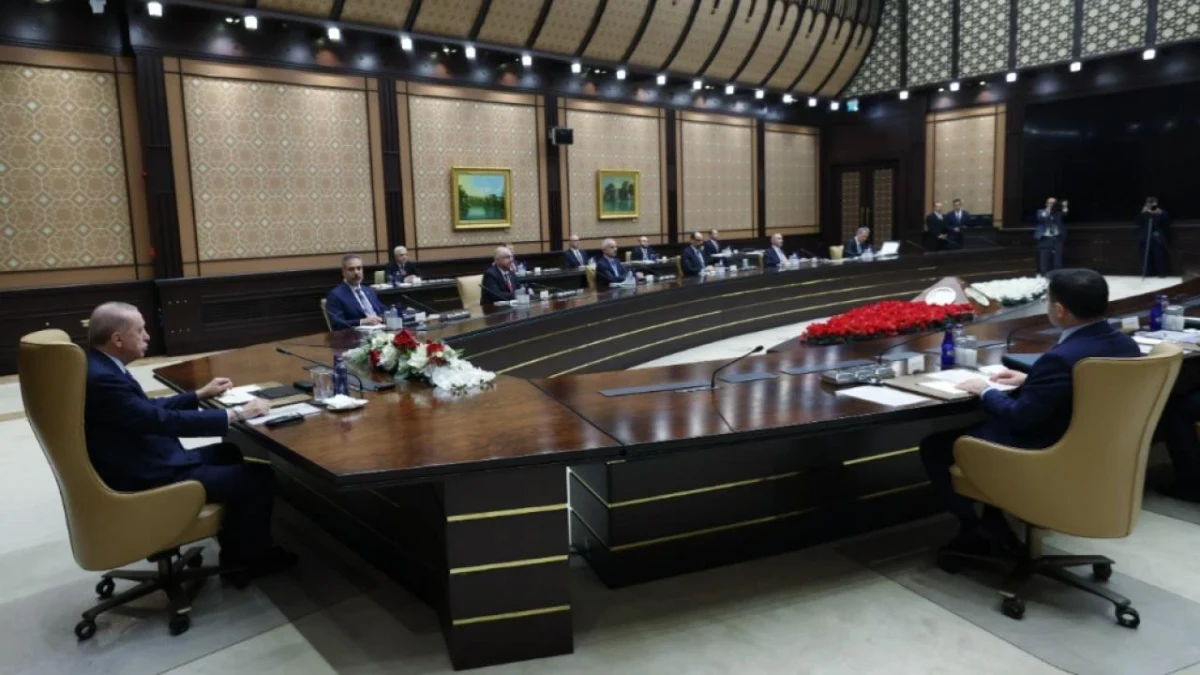 Cumhurbaşkanlığı Külliyesi’ndeki toplantı salonunda uzun masanın iki ucunda oturan katılımcılar