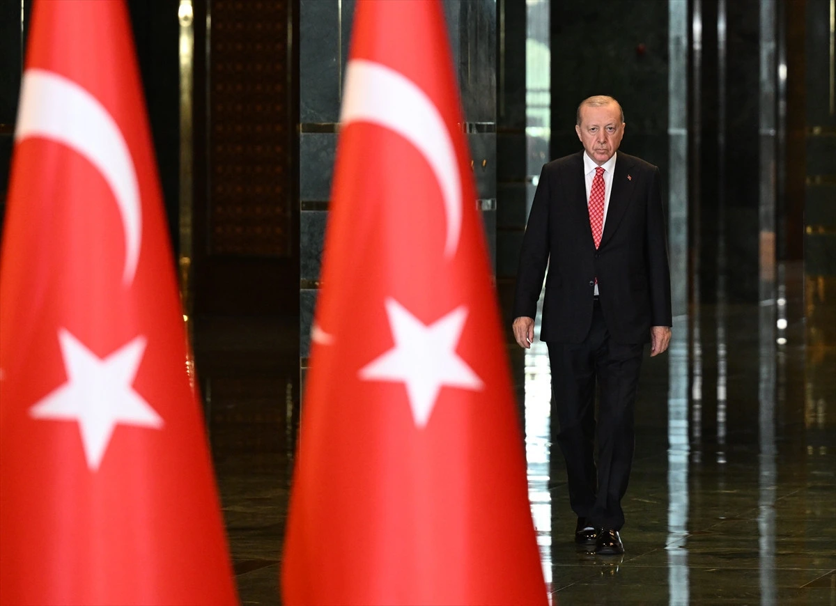 Recep Tayyip Erdoğan, Cumhurbaşkanlığı Külliyesi’nde Türk bayraklarının arasından ilerliyor