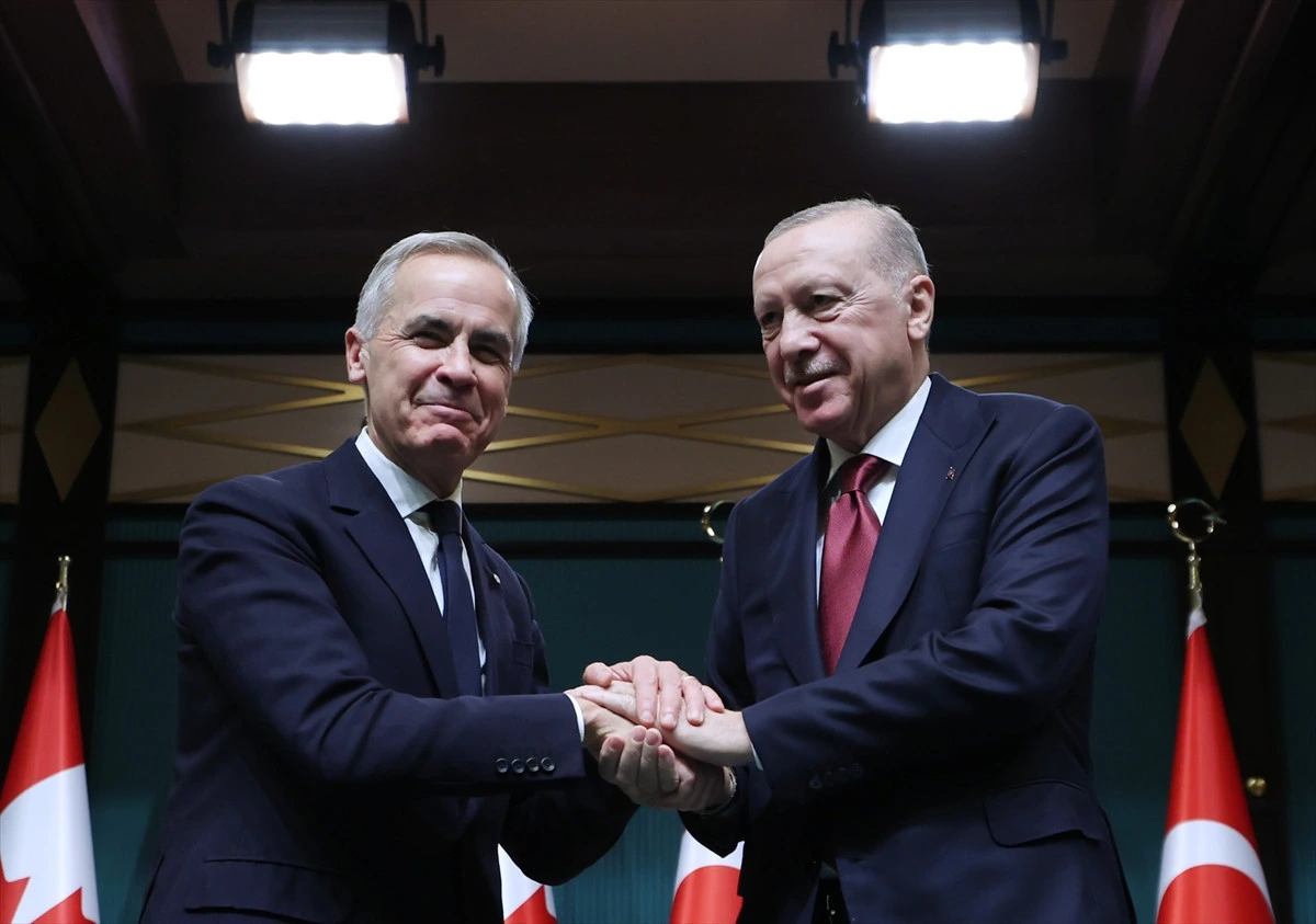 Recep Tayyip Erdoğan ve Mark Carney birlikte poz veriyor