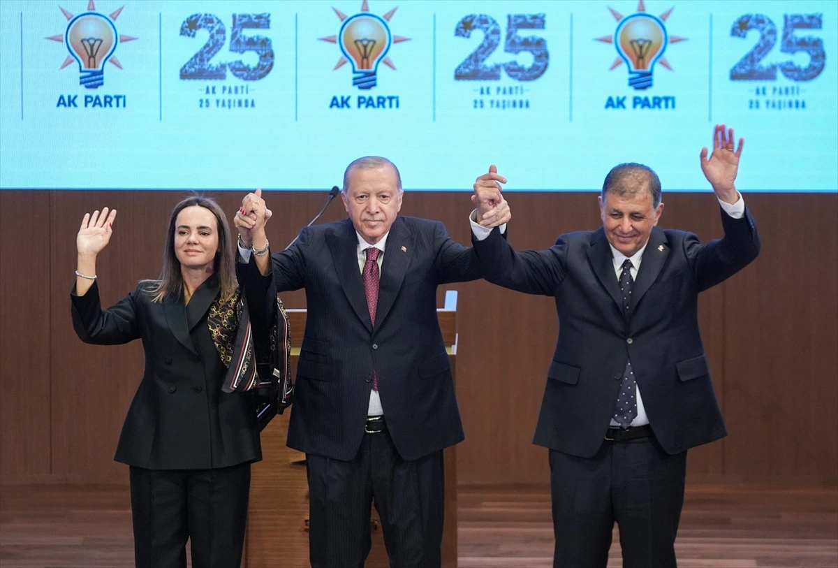 Recep Tayyip Erdoğan, Cemil Tugay ve bir kadın parti yöneticisi toplantıda el ele