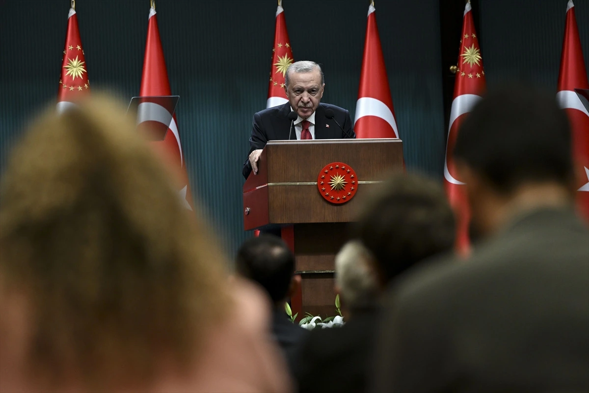 Cumhurbaşkanı Recep Tayyip Erdoğan, salondaki katılımcılara hitap ediyor