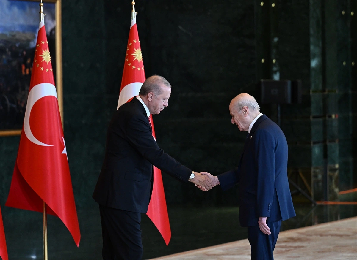 Recep Tayyip Erdoğan, 29 Ekim kabulünde Devlet Bahçeli ile tokalaşıyor