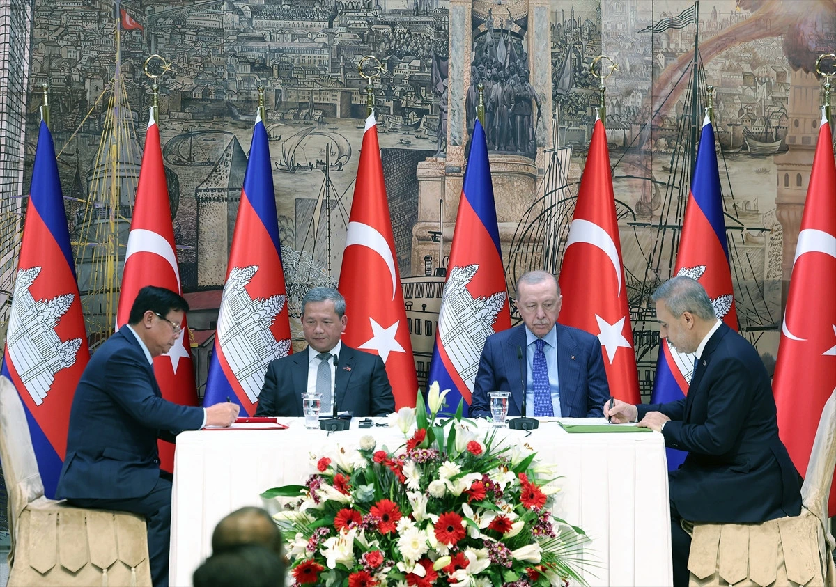 Türkiye ve Kamboçya bayrakları önünde Recep Tayyip Erdoğan ile Hun Manet’in katıldığı görüşme