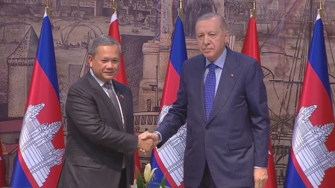 Cumhurbaşkanı Recep Tayyip Erdoğan ile Kamboçya Başbakanı Hun Manet el sıkışıyor