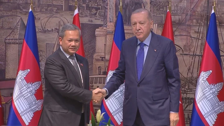 Cumhurbaşkanı Recep Tayyip Erdoğan ile Kamboçya Başbakanı Hun Manet el sıkışıyor
