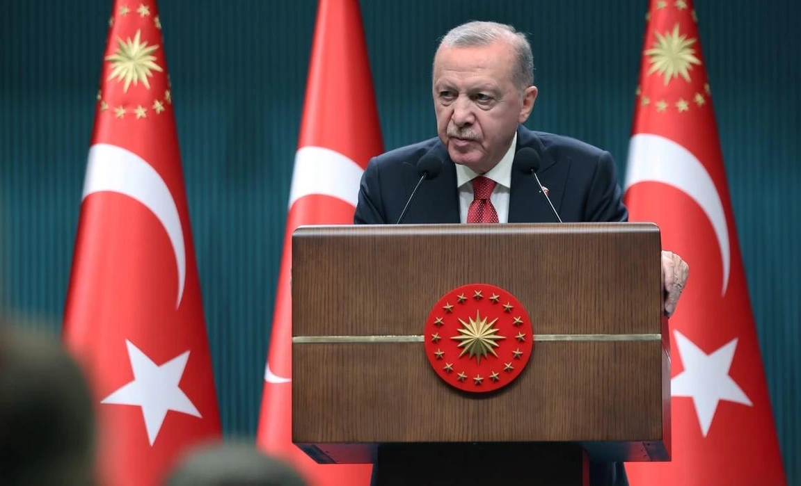 Cumhurbaşkanı Recep Tayyip Erdoğan, Türk bayraklarının önündeki kürsüde konuşuyor