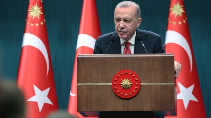 Cumhurbaşkanı Recep Tayyip Erdoğan, Türk bayrakları önünde kürsüde konuşuyor