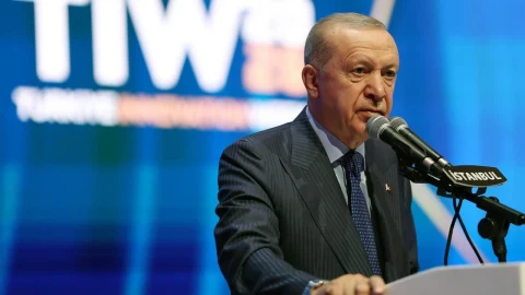 Cumhurbaşkanı Recep Tayyip Erdoğan kürsüde konuşma yapıyor
