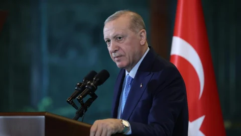 Recep Tayyip Erdoğan, Türkiye ve Kanada bayraklarının önünde basın açıklaması yapıyor