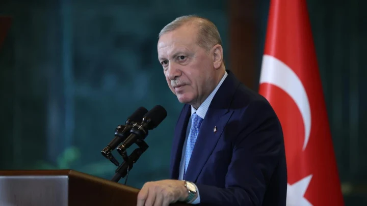 Recep Tayyip Erdoğan, Türkiye ve Kanada bayraklarının önünde basın açıklaması yapıyor