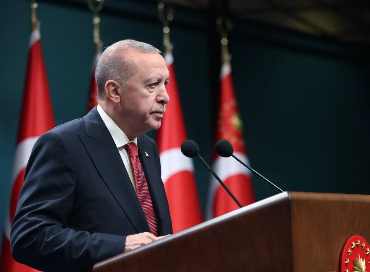 Cumhurbaşkanı Recep Tayyip Erdoğan kürsüde konuşurken yandan görünüm