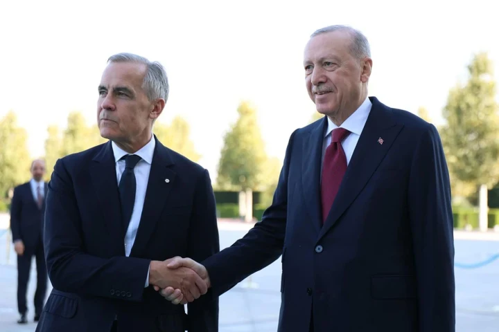 Cumhurbaşkanı Recep Tayyip Erdoğan ile Kanada Başbakanı Mark Carney tokalaşıyor