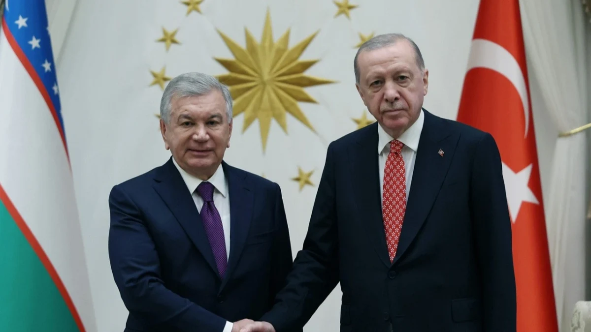 Recep Tayyip Erdoğan ve Şevket Mirziyoyev tokalaşırken