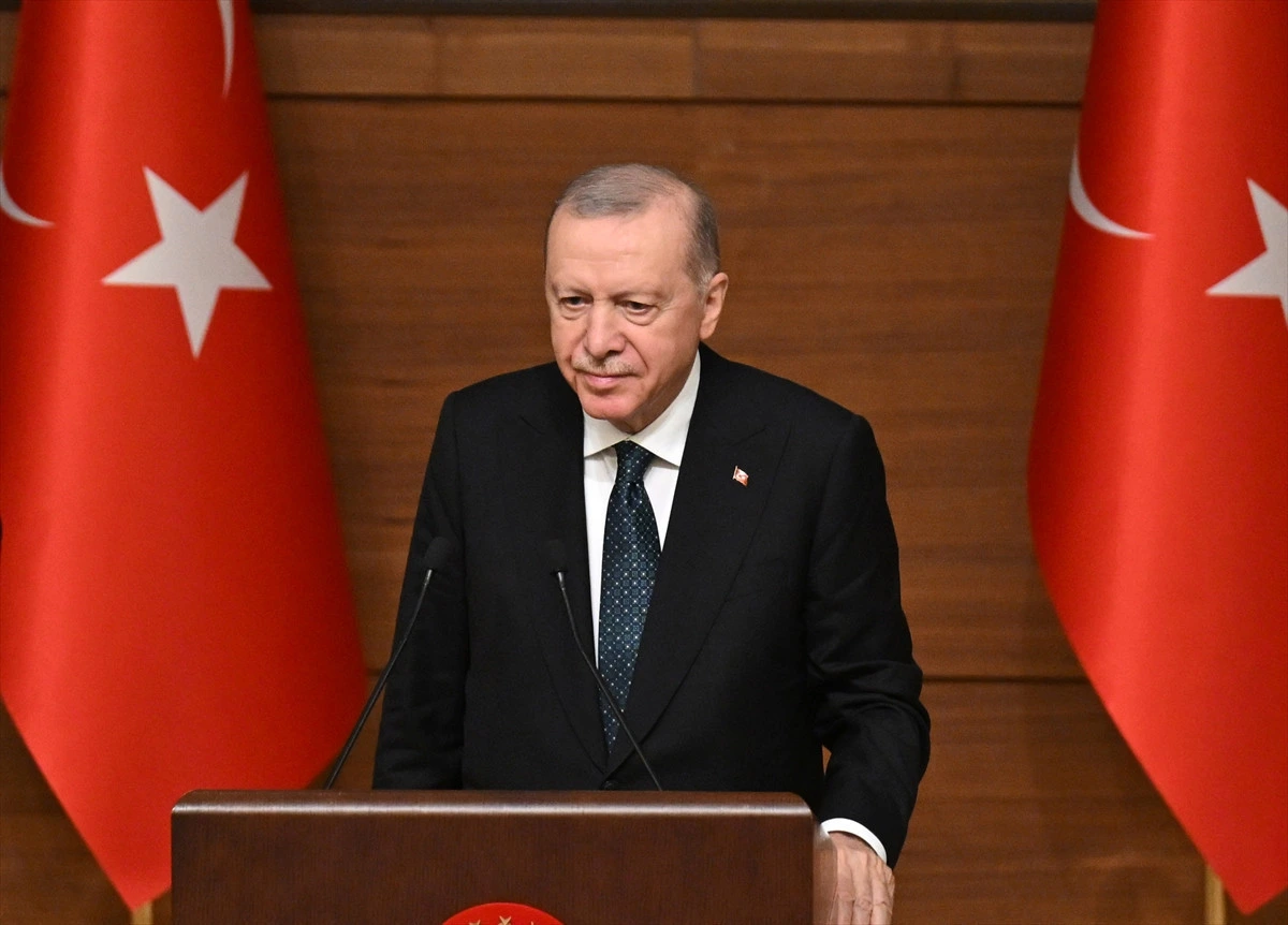 Recep Tayyip Erdoğan kürsünün önünde ayakta duruyor