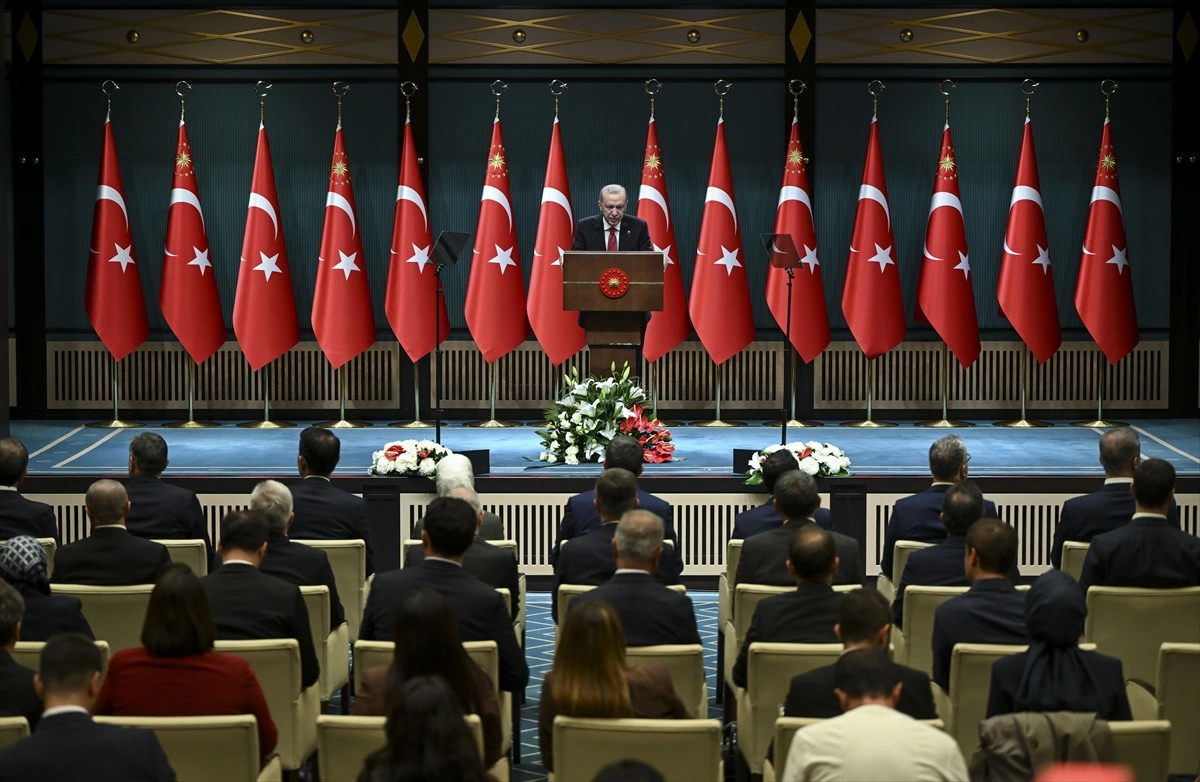 Cumhurbaşkanı Erdoğan, salondaki katılımcıların önünde konuşma yapıyor.