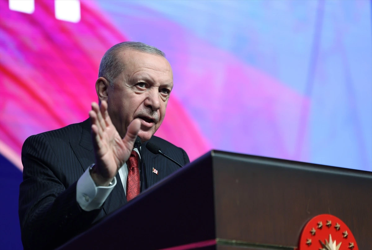 Recep Tayyip Erdoğan konuşma yaparken el hareketiyle vurgu yapıyor