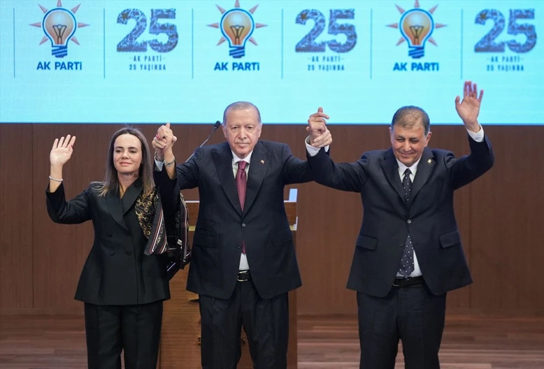 Recep Tayyip Erdoğan ve Cemil Tugay sahnede el ele