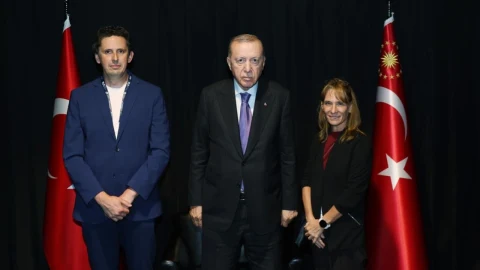 Cumhurbaşkanı Recep Tayyip Erdoğan, SpaceX yöneticileri Rebecca Hunter ve Michael Nicolls ile birlikte