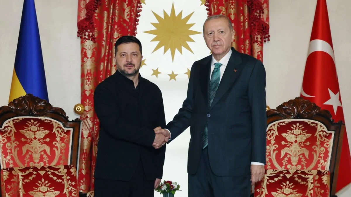 Recep Tayyip Erdoğan ve Volodimir Zelenskiy, Dolmabahçe Ofisi’nde el sıkışıyor