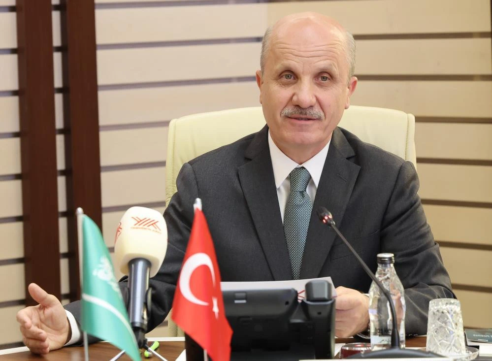 YÖK Başkanı Erol Özvar toplantıda konuşurken