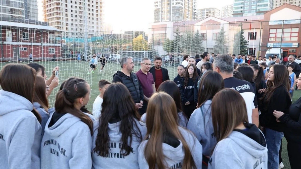 Pursaklar Belediye Başkanı Ertuğrul Çetin sporcularla sahada bir arada