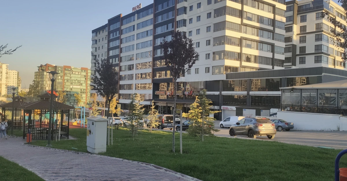 Eryaman’da apartmanların ve site çevresinin görünümü
