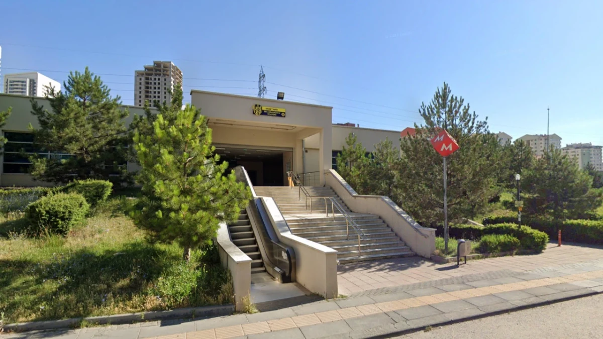 Devlet Mahallesi Metro İstasyonu’nun dış girişi