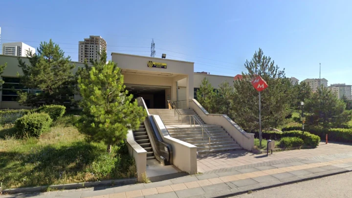 Devlet Mahallesi Metro İstasyonu’nun dış girişi