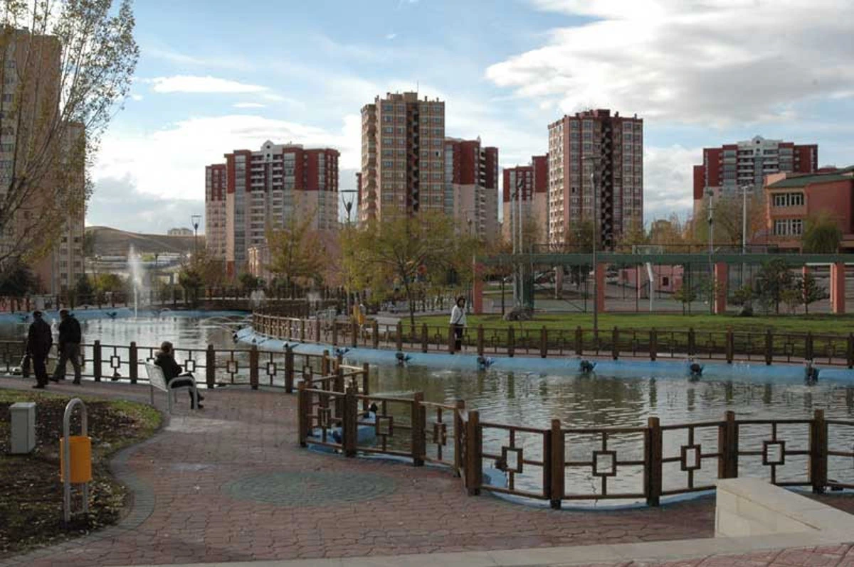 Göksu Parkı’nda gölet çevresi ve yürüyüş alanları