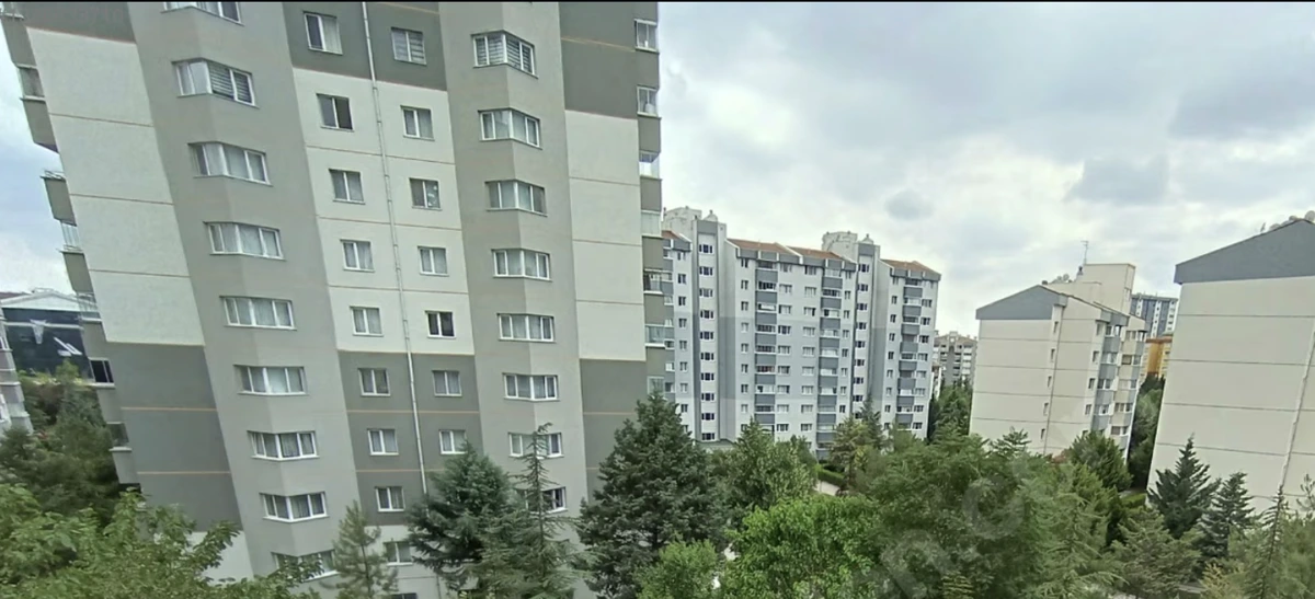 Eryaman’da ağaçlarla çevrili çok katlı konut blokları