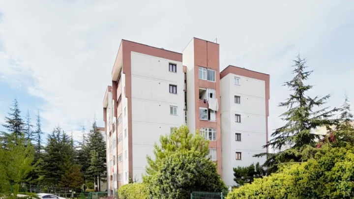 Ağaçlarla çevrili bir Eryaman apartman binası