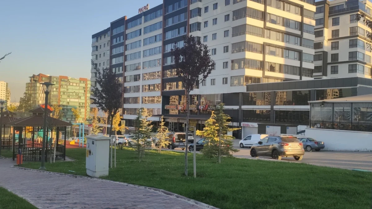 Eryaman’da yeşil alan ve yolun çevresinde yükselen apartman ve iş yerleri