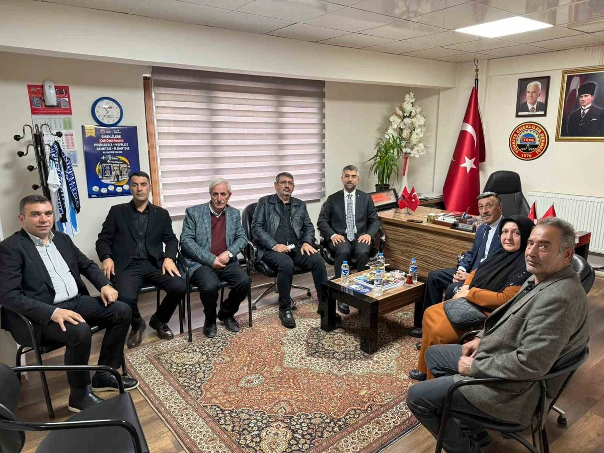 AK Parti Erzurum İl Başkanı Küçükoğlu’nun Emekliler Derneği Erzurum Şubesi ziyaretinden bir kare