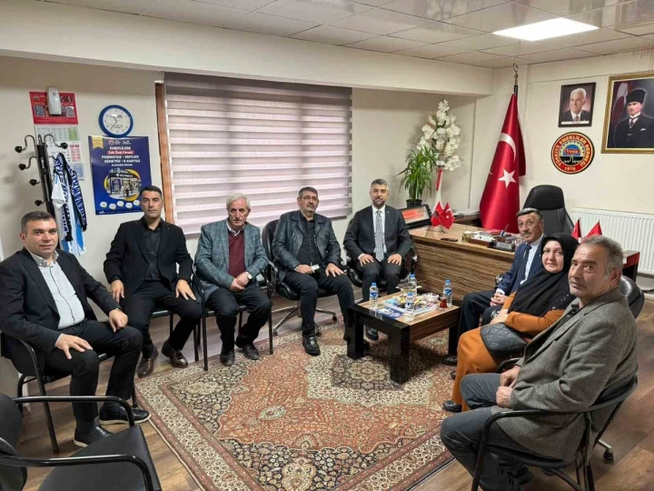 AK Parti Erzurum İl Başkanı Küçükoğlu’nun Emekliler Derneği Erzurum Şubesi ziyaretinden bir kare