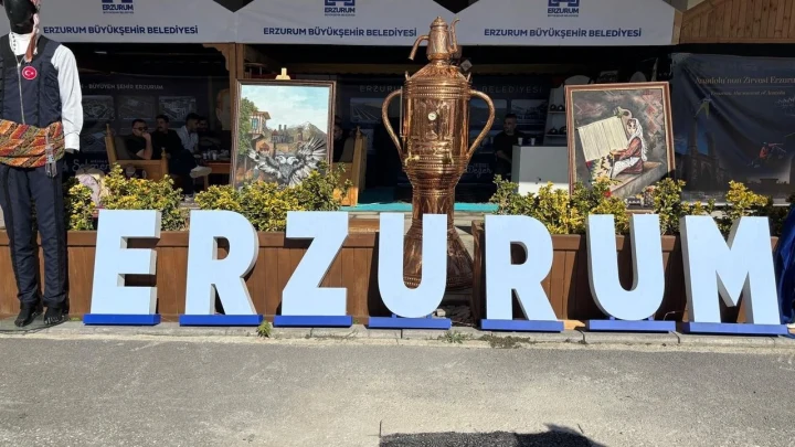 Erzurum Tanıtım Günleri alanında büyük Erzurum yazısı ve geleneksel bakır ibrik