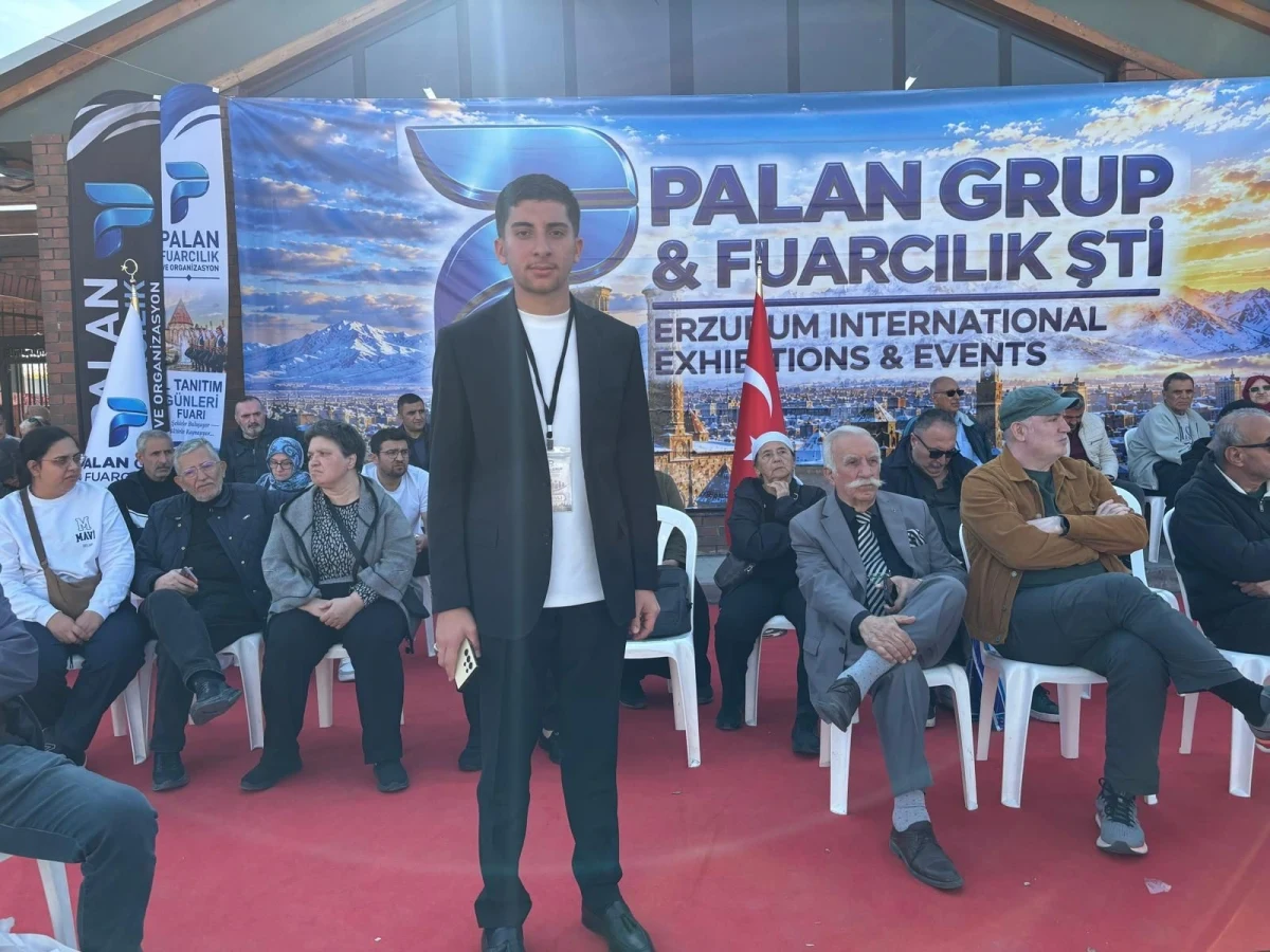 Erzurum Tanıtım Günleri alanında Palan Grup ve Fuarcılık standının önünde katılımcılar