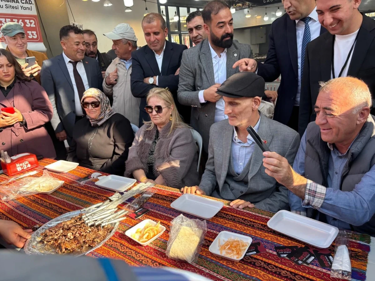 Erzurum Tanıtım Günleri’nde yöresel yiyeceklerin bulunduğu masanın çevresindeki ziyaretçiler