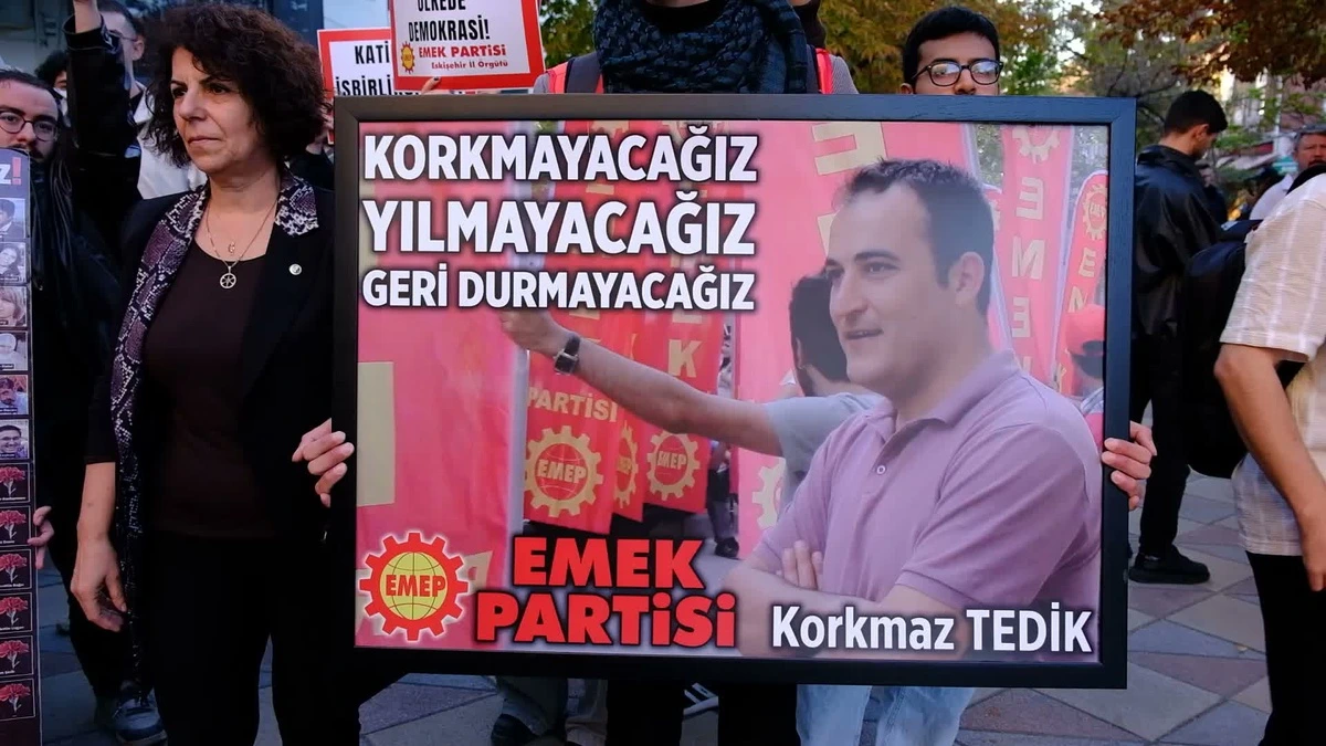 Anma yürüyüşünde Korkmaz Tedik’in fotoğrafının yer aldığı pankart taşınıyor