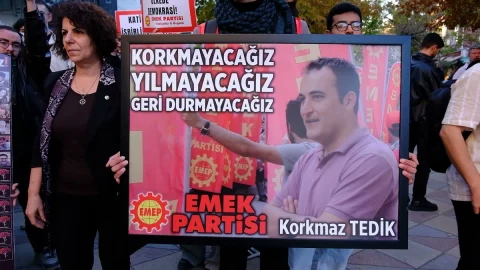 Anma yürüyüşünde Korkmaz Tedik’in fotoğrafının yer aldığı pankart taşınıyor