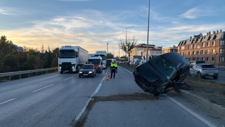 Eskişehir-Ankara kara yolunda refüje devrilmiş otomobil ve kazanın ardından yolda bulunan araçlar
