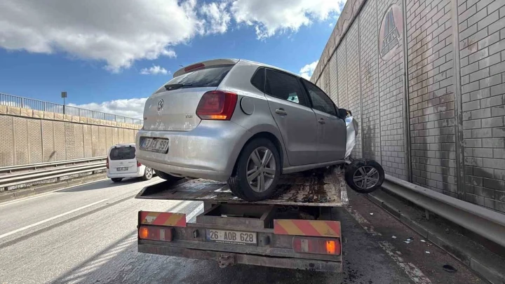 Çarpışma sonrası çekiciye yüklenmiş hasarlı otomobil