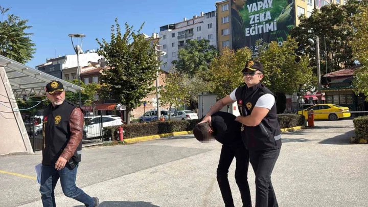 Şüpheli, sokakta polis ekiplerince gözaltına alınıyor