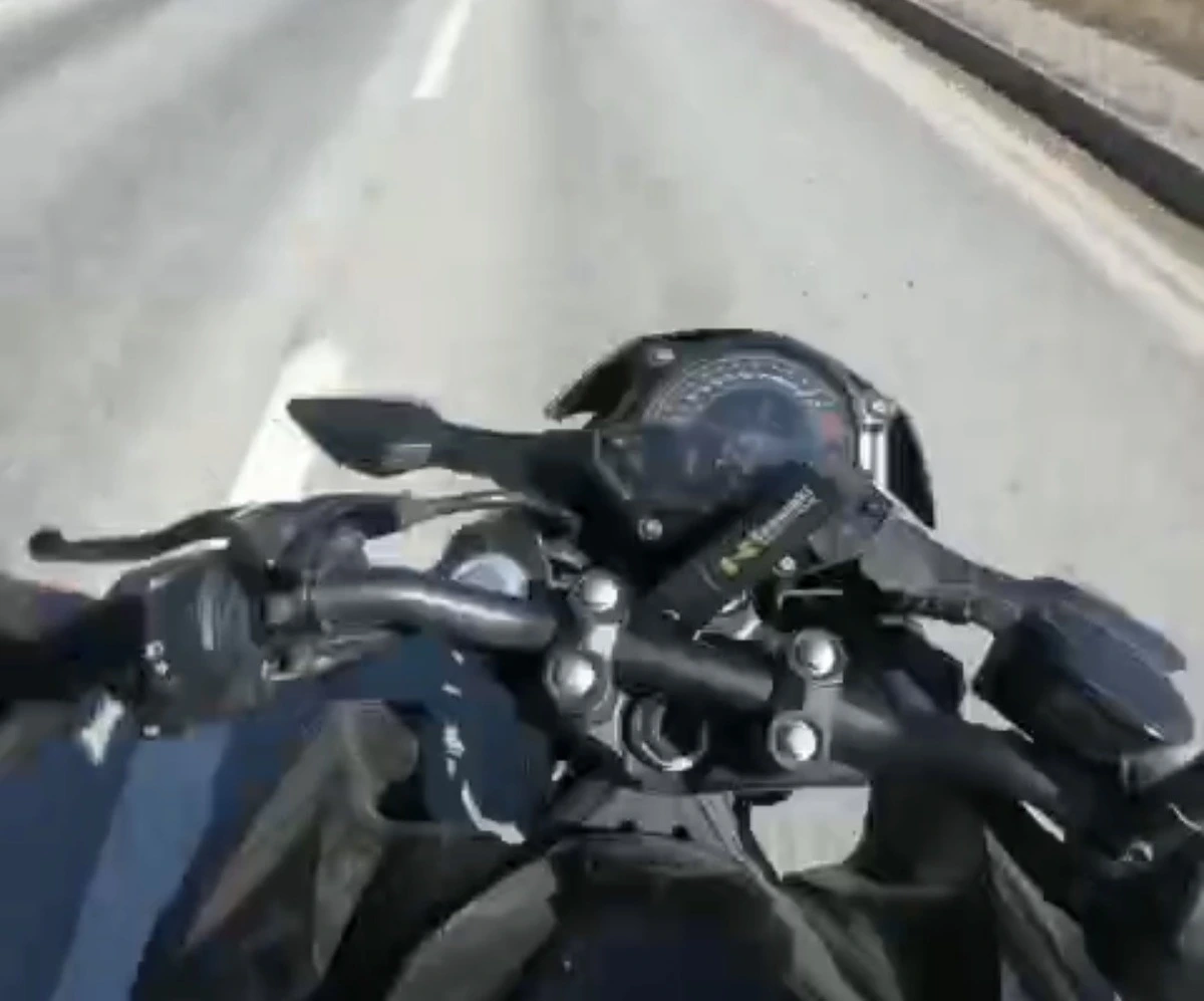 Kask kamerasından çevreyolunda motosikletin gidonu ve yol görüntüsü