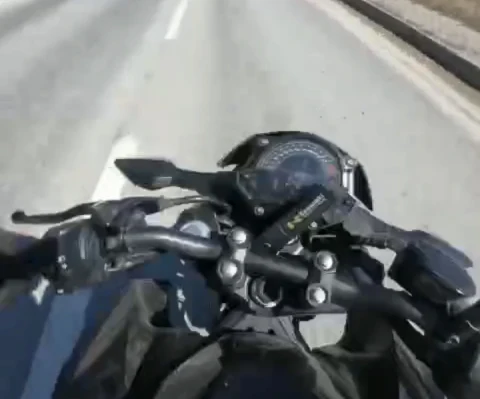 Kask kamerasından çevreyolunda motosikletin gidonu ve yol görüntüsü