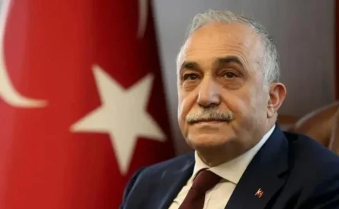 Ahmet Eşref Fakıbaba, Türk bayrağının önünde otururken
