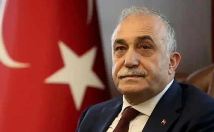 Ahmet Eşref Fakıbaba, Türk bayrağının önünde otururken