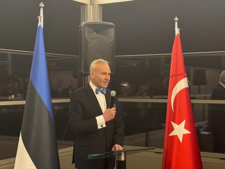 Estonya ve Türkiye bayrakları arasında kürsüde konuşma yapan Estonya Büyükelçisi Reinart